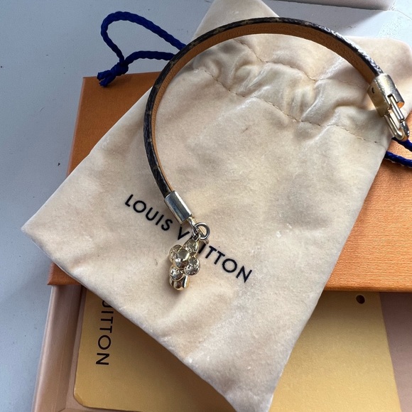 i’m selling an authentic Louis vutton bracelet, made from real leather - Picture 5 of 9